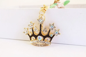 Detail of crown keychain with black enamel, sparkling rhinestones and gold alloy lobster clasp
