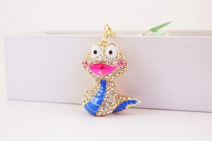 Gros plan du porte-clés serpent mignon avec strass blancs et détails en émail bleu
