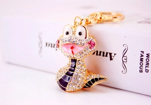 Gros plan du porte-clés serpent mignon avec strass roses et détails en émail