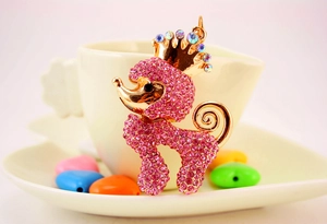 Detailansicht der rosa Pudel-Brosche mit funkelnden Strasssteinen und goldener Krone