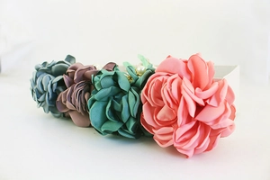 Détail de porte-clés roses en tissu satiné avec perles centrales en quatre couleurs