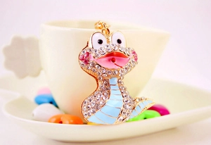 Détails du porte-clés serpent en métal doré avec strass roses et finition en émail