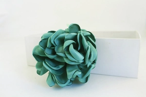 Détail d'une rose artisanale en satin vert foncé pour porte-clés et accessoires