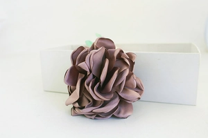Détail du porte-clés rose en soie faite main, texture satinée rose poudré élégante