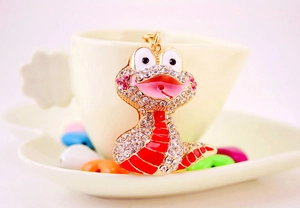 Macro de porte-clés serpent mignon avec strass et détails en émail rouge brillant