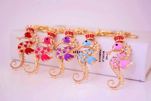 Détail macro de porte-clés hippocampe colorés avec strass en cristal et finition émail
