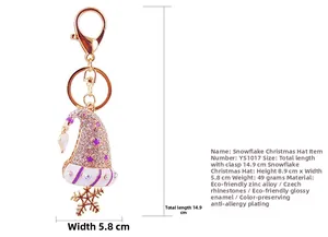 Détail macro du porte-clés chapeau de Noël strass mauves avec dimensions du flocon