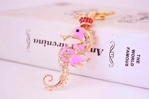 Détail du porte-clés hippocampe en émail rose avec strass blancs et couronne dorée
