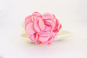 Vue détaillée d'un porte-clés rose en satin sur une assiette blanche en forme de cœur