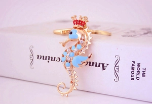 Détail du porte-clés hippocampe avec émail bleu, strass blancs et couronne dorée
