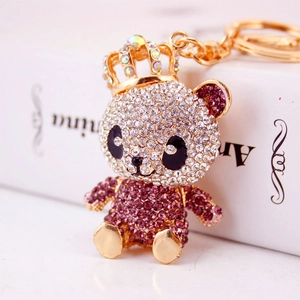 Funkelnder Strass Panda Schlüsselanhänger mit Krone auf weißem Hintergrund Requisite