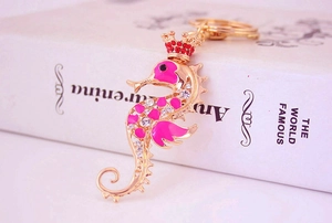 Détail du porte-clés hippocampe en émail rose avec couronne et strass étincelants
