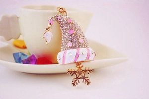 Détail du porte-clés chapeau de Noël rose avec strass et pendentif flocon de neige doré