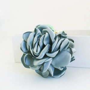 Porte-clés rose en satin bleu poudré avec feuilles vertes et élégante perle blanche