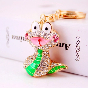 Porte-clés serpent avec strass colorés et émail vert sur une base en métal doré