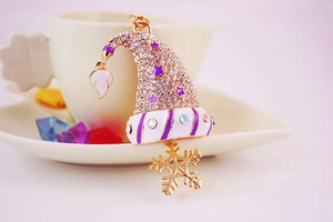 Détails du porte-clés bonnet de Noël avec étoile violette et pendentif de flocon