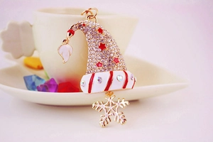 Vue detaillee du porte-cles bonnet de Noel avec strass blancs et breloque flocon de neige