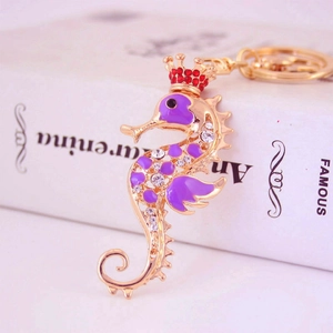 Porte-clés hippocampe doré élégant avec émail violet et détails en cristal brillant