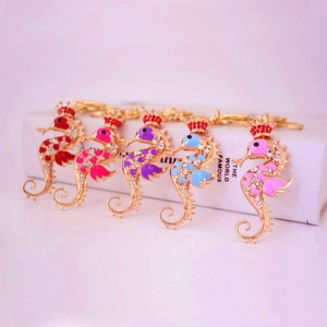 Lot de cinq porte-clés hippocampe colorés avec placage doré et strass sur fond blanc