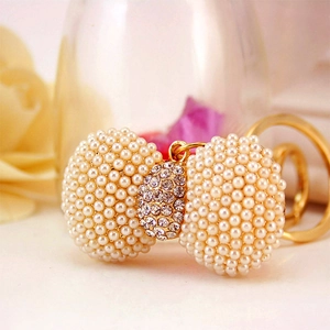 Elegant pearl bow keychain with crystals and gold ring for luxury handbag accessory