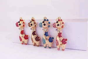 Gros plan de pendentifs girafe en cristal étincelant en quatre couleurs vives