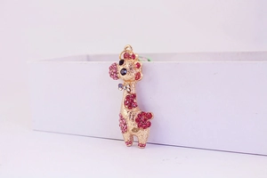 Vue détaillée du porte-clés girafe en cristal rose avec strass étincelants dorés