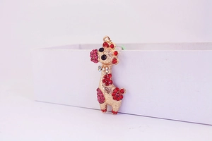 Détail d'un porte-clés girafe orné de cristaux strass brillants rouges et roses