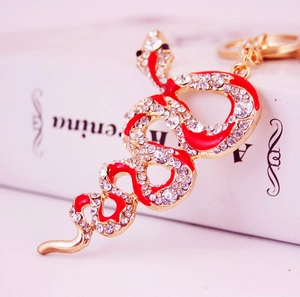 Goldener Schlangen Schlüsselanhänger mit roter Emaille und Strass für Damentaschen