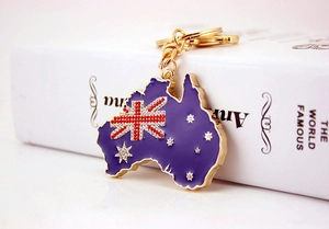 Dettaglio portachiavi mappa Australia con smalto blu e strass brillanti su base dorata