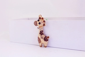 Vue détaillée du porte-clés girafe plaqué or avec strass en cristal étincelants