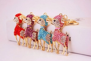 Details von vier bunten Strass-Schaf-Schlüsselanhängern in Rot Lila Blau und Rosa