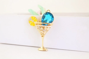 Dettaglio macro del portachiavi a calice con gemma blu e strass scintillanti