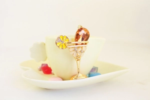 Dettaglio del portachiavi a bicchiere da cocktail con cristallo arancione e limone