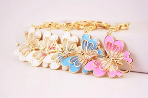 Lot de porte-clés papillon colorés avec strass brillants et ailes émaillées