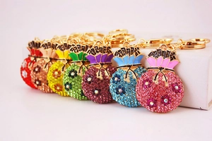 Série détaillée de porte-clés sacs de fortune en strass colorés en sept teintes vives