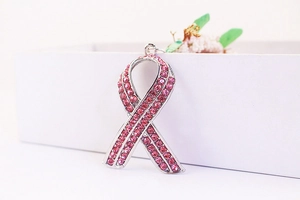 Vista macro di un ciondolo a nastro in lega d'argento con strass rosa e fiori secchi