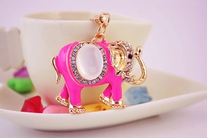 Détail du porte-clés éléphant en émail rose avec strass brillants et pierre d'opale