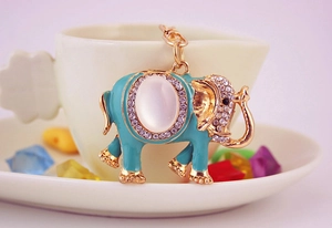Détail du porte-clés éléphant en émail bleu serti de strass et d'une pierre œil de chat