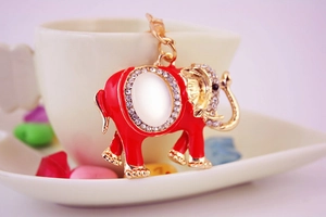 Détail du porte-clés éléphant rouge avec pierre œil de chat et cristaux scintillants