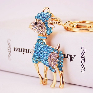 Ziegen-Schlüsselanhänger mit blauen und rosa Strasssteinen auf Goldmetall