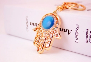 Detailansicht der Hamsa-Hand-Schlüsselanhänger mit blauem Edelstein und Kristallen