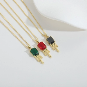 Tre collane geometriche con pietre preziose e design in oro fuso in verde, rosso e nero