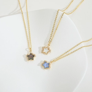 Star-shaped zircon and resin necklaces with mother of pearl finish on golden cable chains