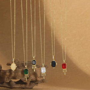 Collana con Pendente a Forma di Cubetto di Ghiaccio Sciolto Geometrico Minimalista per Donna Gioielli in Rame con Zirconia Intarsiata