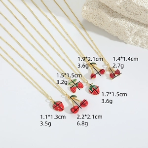 Collana chic con ciondolo a fragola e ciliegia per moda mare vacanza tropicale