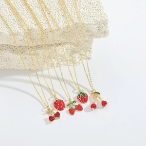 Collana dorata con ciondoli a fragola e ciliegia per uno stile da spiaggia tropicale
