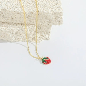 Collana a catena dorata con pendente a forma di fragola in smalto rosso stile tropicale