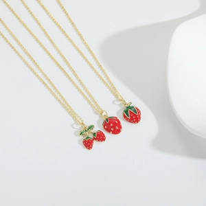 Collana chic placcata in oro con vivaci ciondoli in smalto a forma di fragola e ciliegia