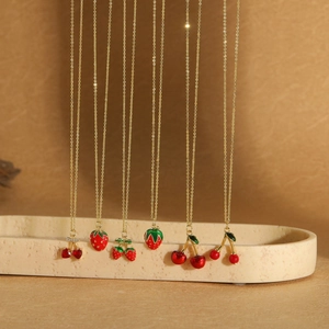 Collana con Pendente a Forma di Frutta Fragola Ciliegia da Donna in Rame Strass Smalto Stile Spiaggia Tropicale Gioielli