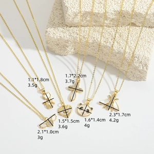 Colección de seis collares dorados con dijes de animales y corazones de circonita blanca